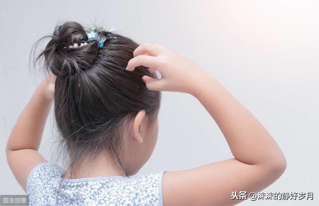 调侃宝宝是满头头皮屑的“白雪王子”？妈妈究竟是心大还是无知？