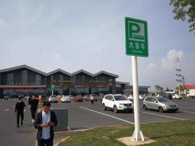 被糊涂老爸落下，宝宝追车狂奔：这是我这辈子最快的速度了