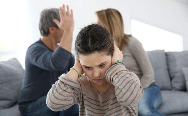 “爸爸妈妈求求你们别再吵架了”，在孩子面前吵架，影响有多大？
