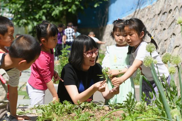 “泡”在山里的赵园长，为幼儿园孩子兼多职