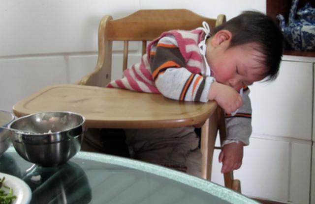 父母须知：孩子睡前不要吃这4种食物，已有孩子因此发育迟缓