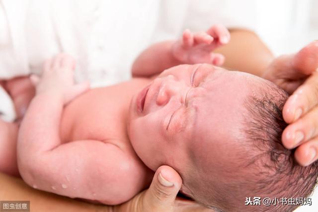 给宝宝洗头、剪指甲、理发像打仗一样？学会这些技巧，轻松应对