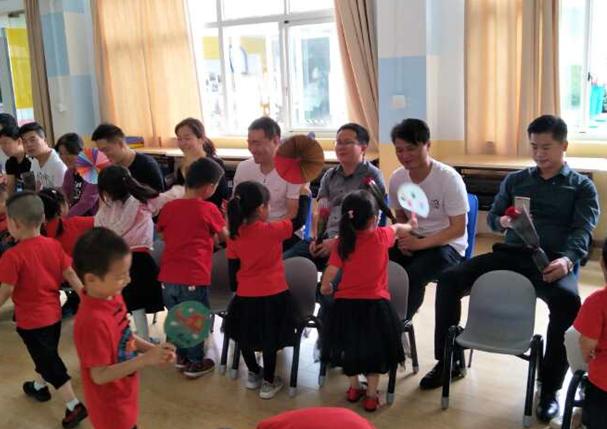 幼儿园里一起过个快乐的父亲节