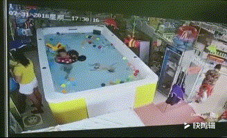 1岁女儿泳池溺水，妈妈就在旁边玩手机，为何溺水的娃不会呼救？
