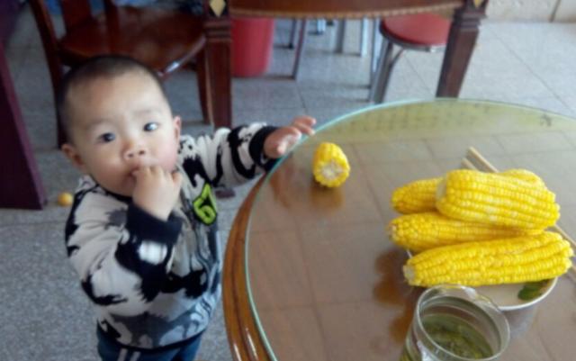 3岁女孩肚子鼓成“球”，医生：这些食物别再给孩子吃了，坑娃