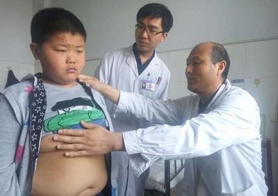 8岁男童3年没长个，医生直言：长不了多高，家长这些行为坑苦娃