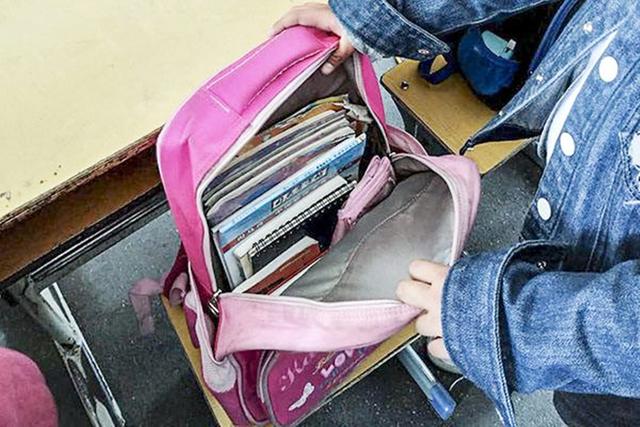 7岁女儿丢文具的背后，有一副“热心肠”，妈妈却否定了这种善良
