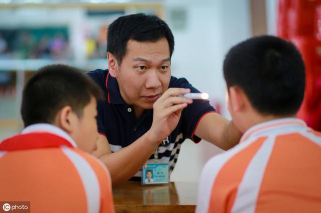 宝宝看电视管不住，可这五个方法减轻伤对眼危害