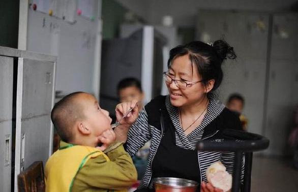 3岁女孩肚子鼓成“球”，医生：这些食物别再给孩子吃了，坑娃