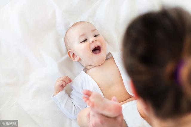 婴儿总喜欢蹬腿，妈妈担心是缺钙，医生：别急！这些原因重视一下