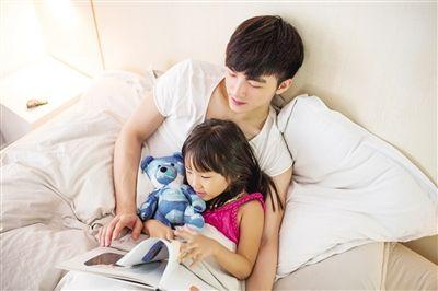 二胎妈妈有多辛苦，晚间监控记录下的哄娃画面，让人看了心疼
