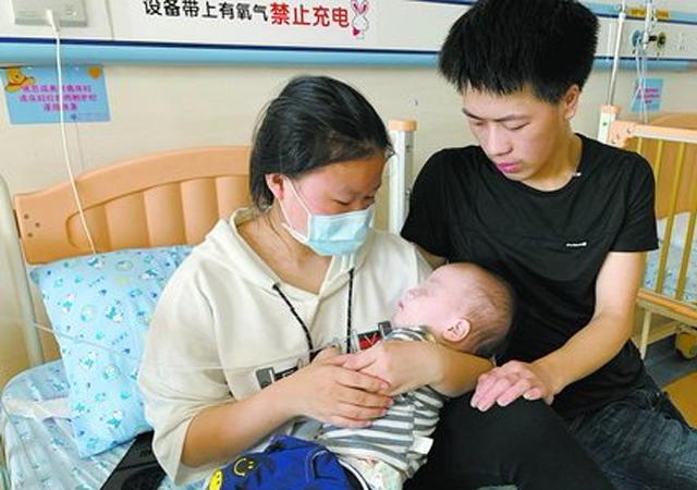 一岁宝宝误吞纽扣电池，送急诊后食管已感染，这张照片值得反省