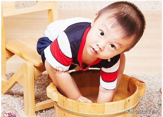 睡前用热水给孩子泡脚，有助于睡眠？儿科医生却不这么认为