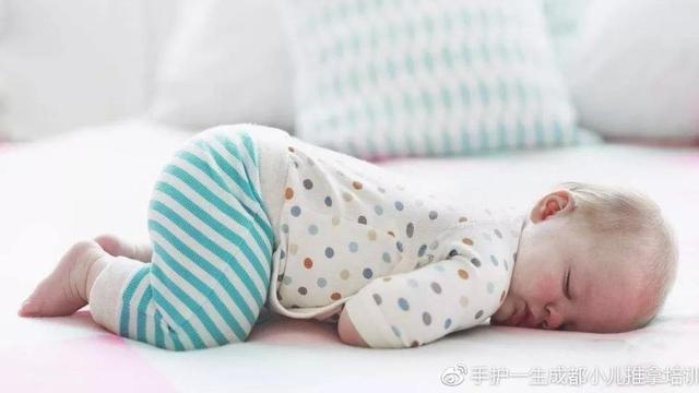 为什么有的孩子喜欢趴睡、跪睡和乱翻身呢？这些情况宝妈们要明了