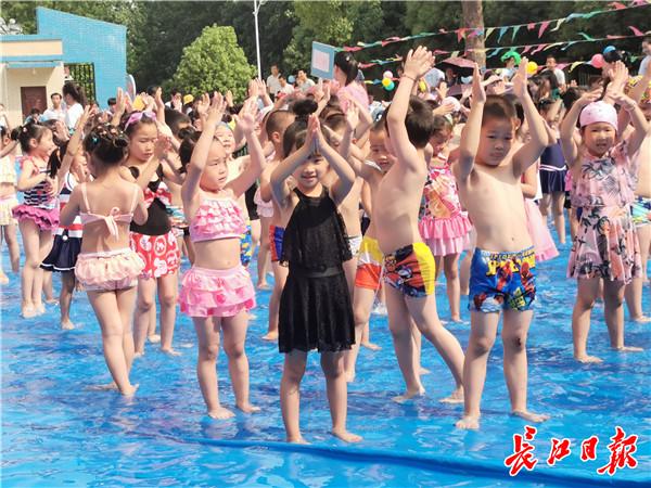 武汉这个幼儿园搭了水上乐园，孩子和家长都玩“疯”了
