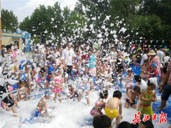 武汉这个幼儿园搭了水上乐园，孩子和家长都玩“疯”了