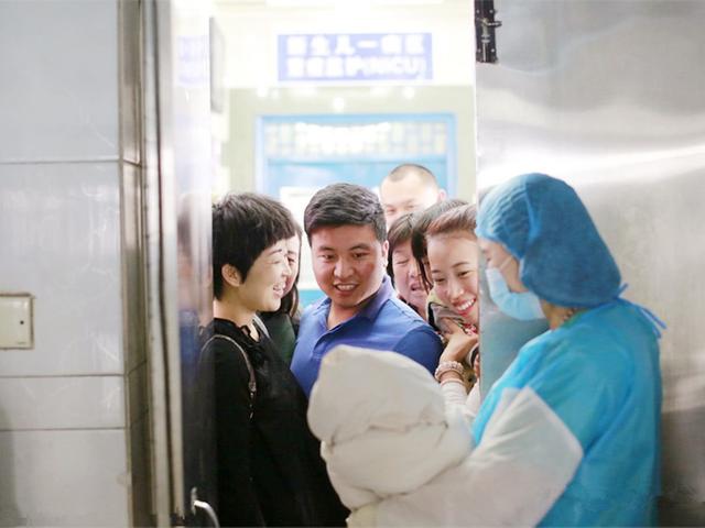 爸爸和宝宝的第一次相见，“尴尬感”十足，你家宝爸是这样吗？