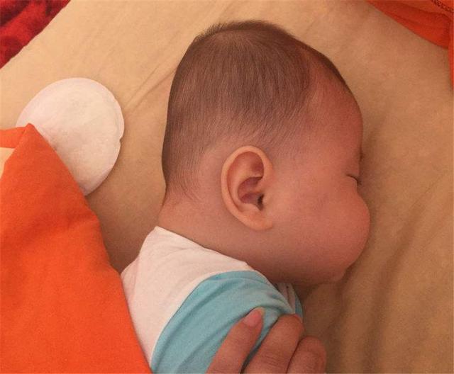 为什么很多老人，喜欢给孩子睡“扁头”？不想害了孩子，尽快制止
