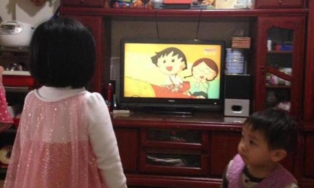 女儿硬要剪“小丸子”同款发型，妈妈帮圆梦，剪完效果太可爱