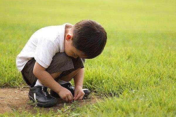 孩子大一码的外套下，包裹得是他不合适的人生