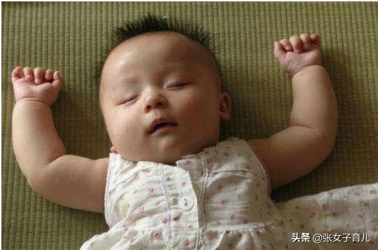 宝宝睡觉钟爱“投降式”睡姿，为什么？其实这是宝宝的自我保护
