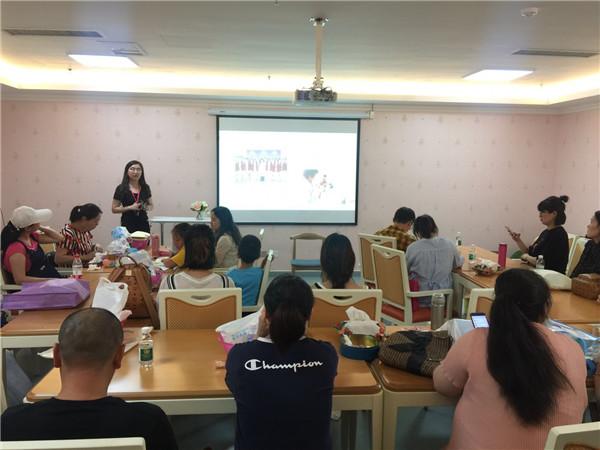 准爸爸父亲节体验当“孕”父 慧生阁现场分娩教学
