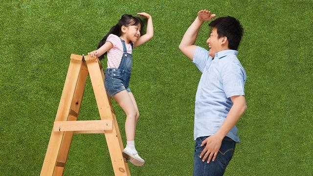 孩子大一码的外套下，包裹得是他不合适的人生