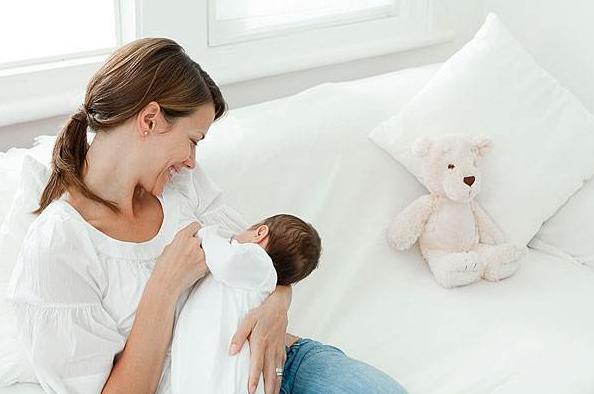 喂母乳和喂奶粉的孩子，长大后有什么区别？听听这科学的解释