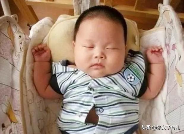 宝宝睡觉钟爱“投降式”睡姿，为什么？其实这是宝宝的自我保护