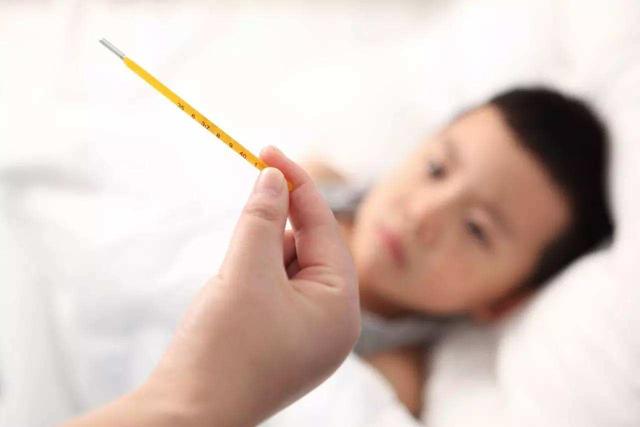 刚感觉好点，睡一觉又发烧，宝宝夏季感冒反反复复怎么办？