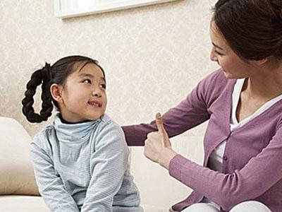 孩子问“咱们是不是很穷”时，这位母亲的回答堪称典范，值得你学
