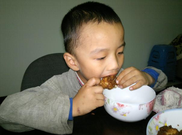 6岁男孩成“小病秧”，只因没吃对，夏季带娃，3种食物别碰