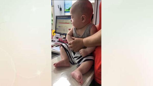 宝宝打针，看到宝宝的表现，网友：表情太到位了