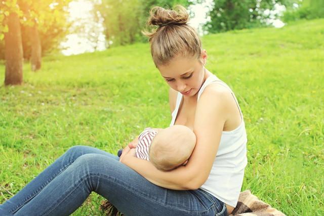 宝宝母乳吃得够，为何体重却不增长？3个信号告诉你该添加辅食了