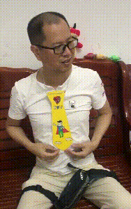 女儿自制领带给爸爸当礼物，还要他戴着上班，爸爸感觉生无可恋