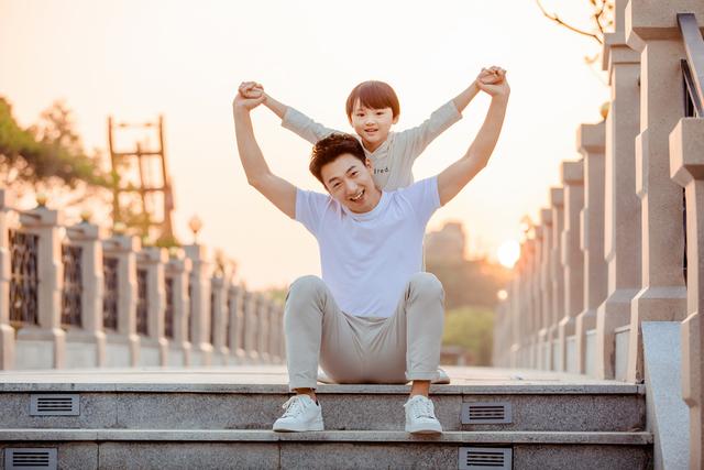 4岁男孩尿尿还“蹲着”，妈妈高情商“教导”，值得所有爸妈学习