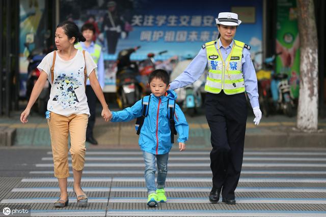 小男孩上演教科书式自救，安全教育是其一，见过世面的孩子不一样