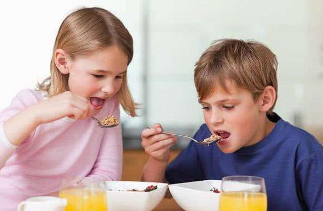 儿科医生：早餐5样别再想，娃身体虚难发育，再馋也要忍