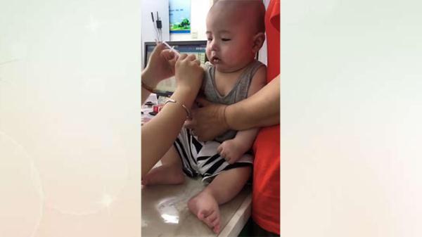 宝宝打针，看到宝宝的表现，网友：表情太到位了