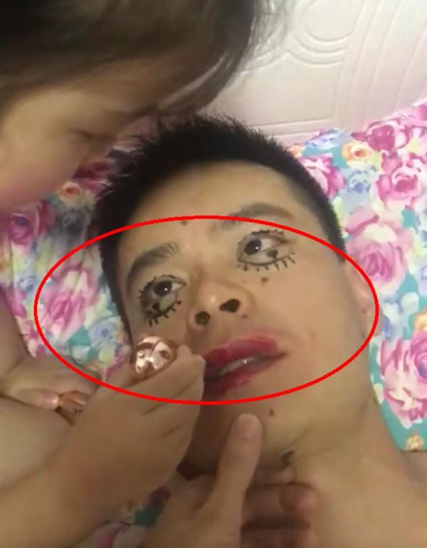 女儿给爸爸化妆，爸爸不敢怒不敢言，网友：也只有小情人敢这样