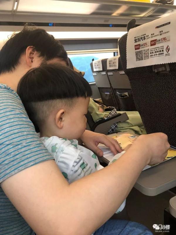 换尿布喂奶陪玩，妈妈晒超人爸爸，网友：我家那位只是挂个名头