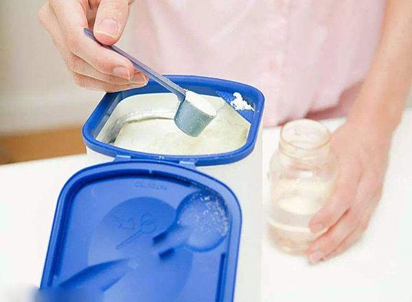 宝宝6个月前该不该喝水？老人与专家各有说法，应该听谁的？