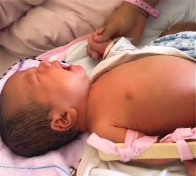 半岁以内婴幼儿的微笑，你懂他的几个意思？