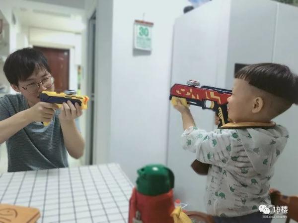 换尿布喂奶陪玩，妈妈晒超人爸爸，网友：我家那位只是挂个名头