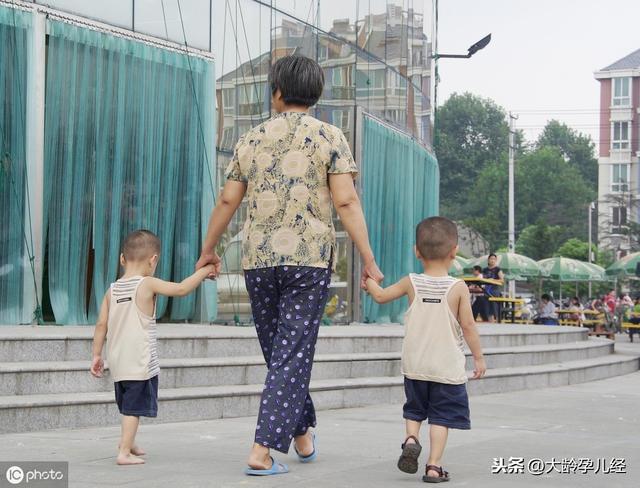 隔代亲的老人带孩子，怎么和他们交流沟通统一意见？