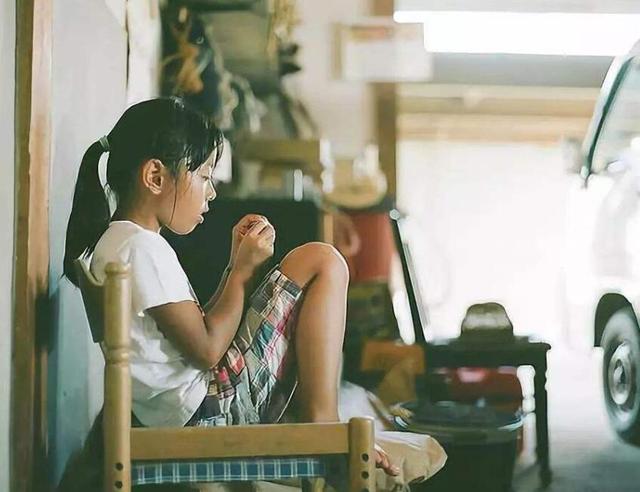 有钱养孩子和没钱养孩子，三件事都少碰，“穷病”就是这样得的