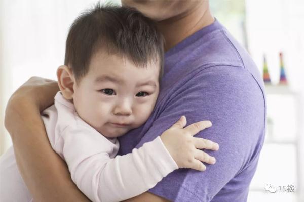 换尿布喂奶陪玩，妈妈晒超人爸爸，网友：我家那位只是挂个名头