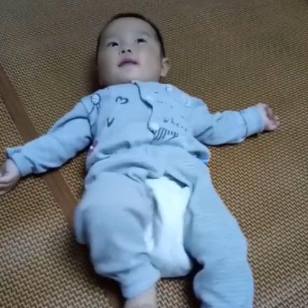 从没见过宝宝翻身，却掉下床两次，这天妈妈进门一看终于懂了