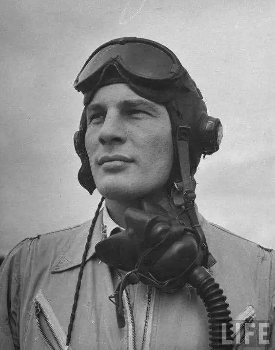 「shield护目镜」 无论何时都享受100%回头率 现代墨镜主要兴起于工业