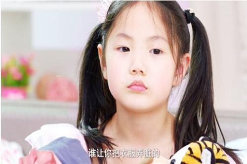 孩子把同学衣服用圆珠笔弄脏，妈妈表示赔偿，对方家长：赔得起吗